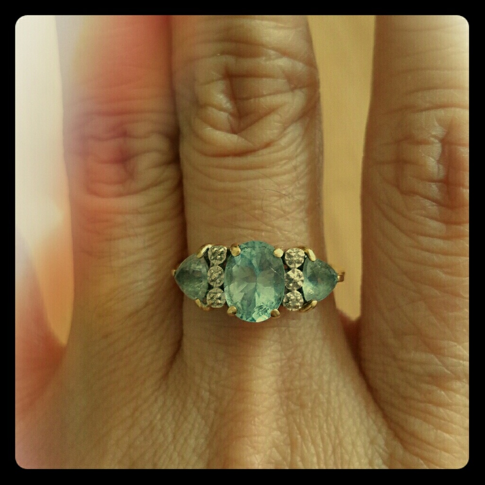 10k Aquamarine and diamond chips.